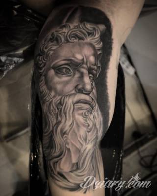 Klimatyczne tatuaże greckie wprost nawiązujące do uroków Hellady. Wzory grafik na ciele oparte są na mitologii oraz sekretnej symbolice starożytnych Aten. Zdobiąc ciało, podkreślają znaczenie historii w ludzkim życiu.