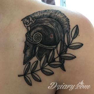 Klimatyczne tatuaże greckie wprost nawiązujące do uroków Hellady. Wzory grafik na ciele oparte są na mitologii oraz sekretnej symbolice starożytnych Aten. Zdobiąc ciało, podkreślają znaczenie historii w ludzkim życiu.