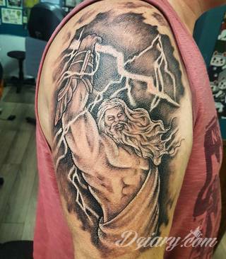 Klimatyczne tatuaże greckie wprost nawiązujące do uroków Hellady. Wzory grafik na ciele oparte są na mitologii oraz sekretnej symbolice starożytnych Aten. Zdobiąc ciało, podkreślają znaczenie historii w ludzkim życiu.