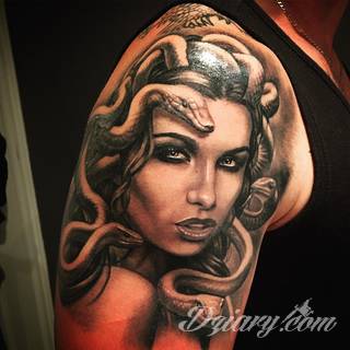 Klimatyczne tatuaże greckie wprost nawiązujące do uroków Hellady. Wzory grafik na ciele oparte są na mitologii oraz sekretnej symbolice starożytnych Aten. Zdobiąc ciało, podkreślają znaczenie historii w ludzkim życiu.