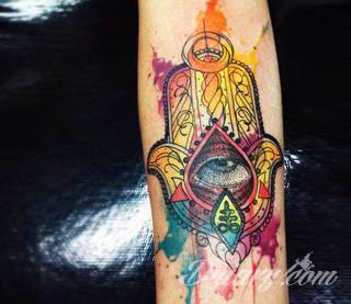 Hamsa, czyli ręka boga lub ręka opatrzności inspiruje osoby poszukujące symetrycznego, symbolicznego tatuażu nawiązującego do wierzeń. Zaletą tej kolekcji jest wielowątkowość kolorystyczna. Hamsa na tatuażu może przyjąć formę czarno-białą jak i nasyconą wieloma barwami. 