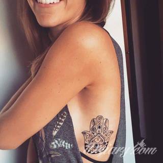 Hamsa, czyli ręka boga lub ręka opatrzności inspiruje osoby poszukujące symetrycznego, symbolicznego tatuażu nawiązującego do wierzeń. Zaletą tej kolekcji jest wielowątkowość kolorystyczna. Hamsa na tatuażu może przyjąć formę czarno-białą jak i nasyconą wieloma barwami. 