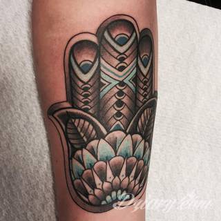 Hamsa, czyli ręka boga lub ręka opatrzności inspiruje osoby poszukujące symetrycznego, symbolicznego tatuażu nawiązującego do wierzeń. Zaletą tej kolekcji jest wielowątkowość kolorystyczna. Hamsa na tatuażu może przyjąć formę czarno-białą jak i nasyconą wieloma barwami. 