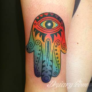 Hamsa, czyli ręka boga lub ręka opatrzności inspiruje osoby poszukujące symetrycznego, symbolicznego tatuażu nawiązującego do wierzeń. Zaletą tej kolekcji jest wielowątkowość kolorystyczna. Hamsa na tatuażu może przyjąć formę czarno-białą jak i nasyconą wieloma barwami. 