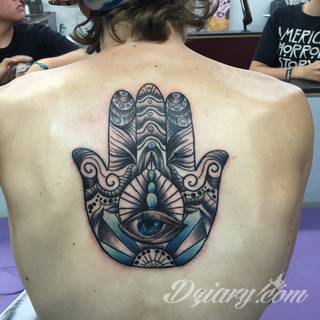 Hamsa, czyli ręka boga lub ręka opatrzności inspiruje osoby poszukujące symetrycznego, symbolicznego tatuażu nawiązującego do wierzeń. Zaletą tej kolekcji jest wielowątkowość kolorystyczna. Hamsa na tatuażu może przyjąć formę czarno-białą jak i nasyconą wieloma barwami. 
