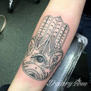 Hamsa, czyli ręka boga lub ręka opatrzności inspiruje osoby poszukujące symetrycznego, symbolicznego tatuażu nawiązującego do wierzeń. Zaletą tej kolekcji jest wielowątkowość kolorystyczna. Hamsa na tatuażu może przyjąć formę czarno-białą jak i nasyconą wieloma barwami. 
