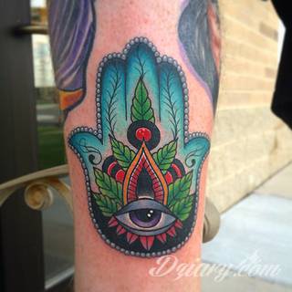 Hamsa, czyli ręka boga lub ręka opatrzności inspiruje osoby poszukujące symetrycznego, symbolicznego tatuażu nawiązującego do wierzeń. Zaletą tej kolekcji jest wielowątkowość kolorystyczna. Hamsa na tatuażu może przyjąć formę czarno-białą jak i nasyconą wieloma barwami. 