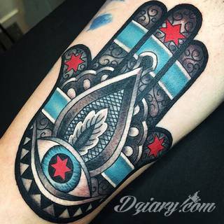 Hamsa, czyli ręka boga lub ręka opatrzności inspiruje osoby poszukujące symetrycznego, symbolicznego tatuażu nawiązującego do wierzeń. Zaletą tej kolekcji jest wielowątkowość kolorystyczna. Hamsa na tatuażu może przyjąć formę czarno-białą jak i nasyconą wieloma barwami. 