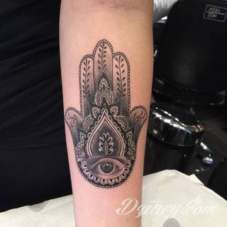 Hamsa, czyli ręka boga lub ręka opatrzności inspiruje osoby poszukujące symetrycznego, symbolicznego tatuażu nawiązującego do wierzeń. Zaletą tej kolekcji jest wielowątkowość kolorystyczna. Hamsa na tatuażu może przyjąć formę czarno-białą jak i nasyconą wieloma barwami. 