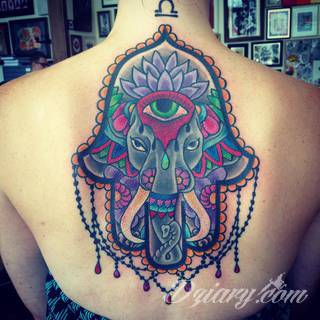 Hamsa, czyli ręka boga lub ręka opatrzności inspiruje osoby poszukujące symetrycznego, symbolicznego tatuażu nawiązującego do wierzeń. Zaletą tej kolekcji jest wielowątkowość kolorystyczna. Hamsa na tatuażu może przyjąć formę czarno-białą jak i nasyconą wieloma barwami. 