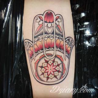 Hamsa, czyli ręka boga lub ręka opatrzności inspiruje osoby poszukujące symetrycznego, symbolicznego tatuażu nawiązującego do wierzeń. Zaletą tej kolekcji jest wielowątkowość kolorystyczna. Hamsa na tatuażu może przyjąć formę czarno-białą jak i nasyconą wieloma barwami. 