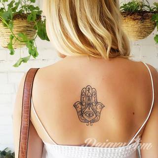 Hamsa, czyli ręka boga lub ręka opatrzności inspiruje osoby poszukujące symetrycznego, symbolicznego tatuażu nawiązującego do wierzeń. Zaletą tej kolekcji jest wielowątkowość kolorystyczna. Hamsa na tatuażu może przyjąć formę czarno-białą jak i nasyconą wieloma barwami. 