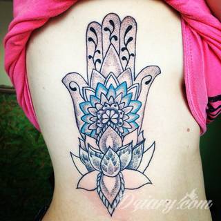 Hamsa, czyli ręka boga lub ręka opatrzności inspiruje osoby poszukujące symetrycznego, symbolicznego tatuażu nawiązującego do wierzeń. Zaletą tej kolekcji jest wielowątkowość kolorystyczna. Hamsa na tatuażu może przyjąć formę czarno-białą jak i nasyconą wieloma barwami. 