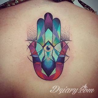Hamsa, czyli ręka boga lub ręka opatrzności inspiruje osoby poszukujące symetrycznego, symbolicznego tatuażu nawiązującego do wierzeń. Zaletą tej kolekcji jest wielowątkowość kolorystyczna. Hamsa na tatuażu może przyjąć formę czarno-białą jak i nasyconą wieloma barwami. 