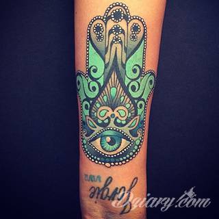 Hamsa, czyli ręka boga lub ręka opatrzności inspiruje osoby poszukujące symetrycznego, symbolicznego tatuażu nawiązującego do wierzeń. Zaletą tej kolekcji jest wielowątkowość kolorystyczna. Hamsa na tatuażu może przyjąć formę czarno-białą jak i nasyconą wieloma barwami. 