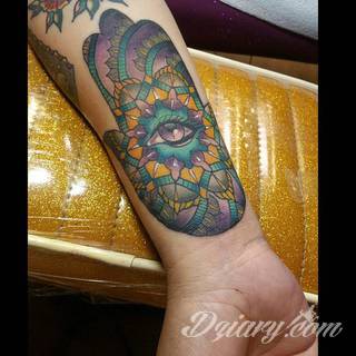 Hamsa, czyli ręka boga lub ręka opatrzności inspiruje osoby poszukujące symetrycznego, symbolicznego tatuażu nawiązującego do wierzeń. Zaletą tej kolekcji jest wielowątkowość kolorystyczna. Hamsa na tatuażu może przyjąć formę czarno-białą jak i nasyconą wieloma barwami. 