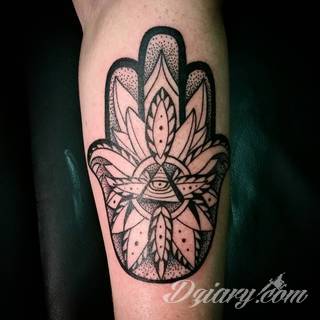 Hamsa, czyli ręka boga lub ręka opatrzności inspiruje osoby poszukujące symetrycznego, symbolicznego tatuażu nawiązującego do wierzeń. Zaletą tej kolekcji jest wielowątkowość kolorystyczna. Hamsa na tatuażu może przyjąć formę czarno-białą jak i nasyconą wieloma barwami. 