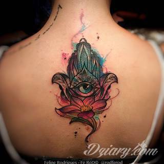 Hamsa, czyli ręka boga lub ręka opatrzności inspiruje osoby poszukujące symetrycznego, symbolicznego tatuażu nawiązującego do wierzeń. Zaletą tej kolekcji jest wielowątkowość kolorystyczna. Hamsa na tatuażu może przyjąć formę czarno-białą jak i nasyconą wieloma barwami. 