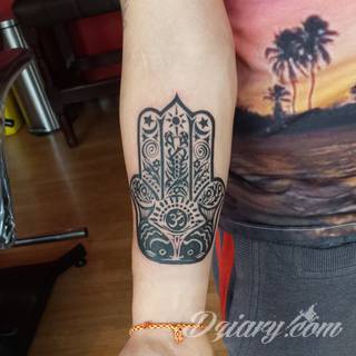 Hamsa, czyli ręka boga lub ręka opatrzności inspiruje osoby poszukujące symetrycznego, symbolicznego tatuażu nawiązującego do wierzeń. Zaletą tej kolekcji jest wielowątkowość kolorystyczna. Hamsa na tatuażu może przyjąć formę czarno-białą jak i nasyconą wieloma barwami. 