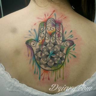 Hamsa, czyli ręka boga lub ręka opatrzności inspiruje osoby poszukujące symetrycznego, symbolicznego tatuażu nawiązującego do wierzeń. Zaletą tej kolekcji jest wielowątkowość kolorystyczna. Hamsa na tatuażu może przyjąć formę czarno-białą jak i nasyconą wieloma barwami. 