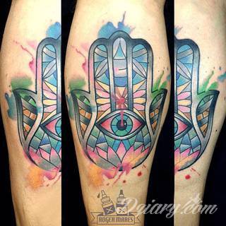 Hamsa, czyli ręka boga lub ręka opatrzności inspiruje osoby poszukujące symetrycznego, symbolicznego tatuażu nawiązującego do wierzeń. Zaletą tej kolekcji jest wielowątkowość kolorystyczna. Hamsa na tatuażu może przyjąć formę czarno-białą jak i nasyconą wieloma barwami. 