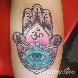 Hamsa, czyli ręka boga lub ręka opatrzności inspiruje osoby poszukujące symetrycznego, symbolicznego tatuażu nawiązującego do wierzeń. Zaletą tej kolekcji jest wielowątkowość kolorystyczna. Hamsa na tatuażu może przyjąć formę czarno-białą jak i nasyconą wieloma barwami. 