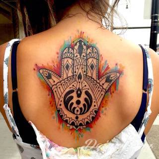 Hamsa, czyli ręka boga lub ręka opatrzności inspiruje osoby poszukujące symetrycznego, symbolicznego tatuażu nawiązującego do wierzeń. Zaletą tej kolekcji jest wielowątkowość kolorystyczna. Hamsa na tatuażu może przyjąć formę czarno-białą jak i nasyconą wieloma barwami. 