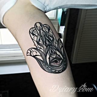 Hamsa, czyli ręka boga lub ręka opatrzności inspiruje osoby poszukujące symetrycznego, symbolicznego tatuażu nawiązującego do wierzeń. Zaletą tej kolekcji jest wielowątkowość kolorystyczna. Hamsa na tatuażu może przyjąć formę czarno-białą jak i nasyconą wieloma barwami. 