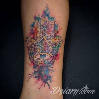 Hamsa, czyli ręka boga lub ręka opatrzności inspiruje osoby poszukujące symetrycznego, symbolicznego tatuażu nawiązującego do wierzeń. Zaletą tej kolekcji jest wielowątkowość kolorystyczna. Hamsa na tatuażu może przyjąć formę czarno-białą jak i nasyconą wieloma barwami. 