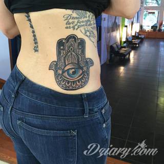 Hamsa, czyli ręka boga lub ręka opatrzności inspiruje osoby poszukujące symetrycznego, symbolicznego tatuażu nawiązującego do wierzeń. Zaletą tej kolekcji jest wielowątkowość kolorystyczna. Hamsa na tatuażu może przyjąć formę czarno-białą jak i nasyconą wieloma barwami. 