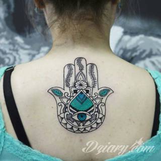 Hamsa, czyli ręka boga lub ręka opatrzności inspiruje osoby poszukujące symetrycznego, symbolicznego tatuażu nawiązującego do wierzeń. Zaletą tej kolekcji jest wielowątkowość kolorystyczna. Hamsa na tatuażu może przyjąć formę czarno-białą jak i nasyconą wieloma barwami. 