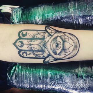Hamsa, czyli ręka boga lub ręka opatrzności inspiruje osoby poszukujące symetrycznego, symbolicznego tatuażu nawiązującego do wierzeń. Zaletą tej kolekcji jest wielowątkowość kolorystyczna. Hamsa na tatuażu może przyjąć formę czarno-białą jak i nasyconą wieloma barwami. 