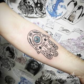 Hamsa, czyli ręka boga lub ręka opatrzności inspiruje osoby poszukujące symetrycznego, symbolicznego tatuażu nawiązującego do wierzeń. Zaletą tej kolekcji jest wielowątkowość kolorystyczna. Hamsa na tatuażu może przyjąć formę czarno-białą jak i nasyconą wieloma barwami. 