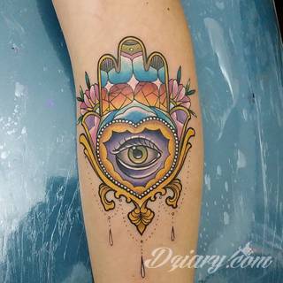 Hamsa, czyli ręka boga lub ręka opatrzności inspiruje osoby poszukujące symetrycznego, symbolicznego tatuażu nawiązującego do wierzeń. Zaletą tej kolekcji jest wielowątkowość kolorystyczna. Hamsa na tatuażu może przyjąć formę czarno-białą jak i nasyconą wieloma barwami. 