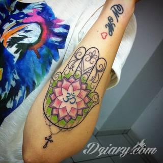 Hamsa, czyli ręka boga lub ręka opatrzności inspiruje osoby poszukujące symetrycznego, symbolicznego tatuażu nawiązującego do wierzeń. Zaletą tej kolekcji jest wielowątkowość kolorystyczna. Hamsa na tatuażu może przyjąć formę czarno-białą jak i nasyconą wieloma barwami. 