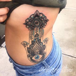Hamsa, czyli ręka boga lub ręka opatrzności inspiruje osoby poszukujące symetrycznego, symbolicznego tatuażu nawiązującego do wierzeń. Zaletą tej kolekcji jest wielowątkowość kolorystyczna. Hamsa na tatuażu może przyjąć formę czarno-białą jak i nasyconą wieloma barwami. 