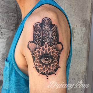 Hamsa, czyli ręka boga lub ręka opatrzności inspiruje osoby poszukujące symetrycznego, symbolicznego tatuażu nawiązującego do wierzeń. Zaletą tej kolekcji jest wielowątkowość kolorystyczna. Hamsa na tatuażu może przyjąć formę czarno-białą jak i nasyconą wieloma barwami. 