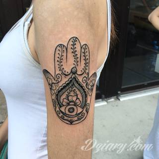 Hamsa, czyli ręka boga lub ręka opatrzności inspiruje osoby poszukujące symetrycznego, symbolicznego tatuażu nawiązującego do wierzeń. Zaletą tej kolekcji jest wielowątkowość kolorystyczna. Hamsa na tatuażu może przyjąć formę czarno-białą jak i nasyconą wieloma barwami. 