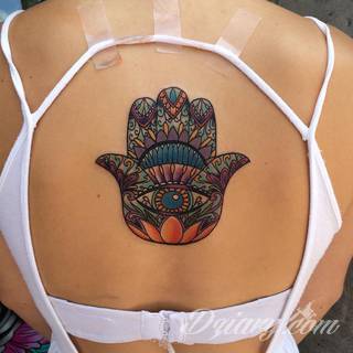 Hamsa, czyli ręka boga lub ręka opatrzności inspiruje osoby poszukujące symetrycznego, symbolicznego tatuażu nawiązującego do wierzeń. Zaletą tej kolekcji jest wielowątkowość kolorystyczna. Hamsa na tatuażu może przyjąć formę czarno-białą jak i nasyconą wieloma barwami. 