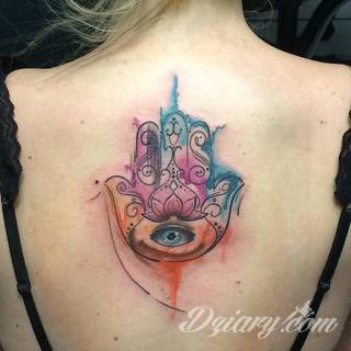 Hamsa, czyli ręka boga lub ręka opatrzności inspiruje osoby poszukujące symetrycznego, symbolicznego tatuażu nawiązującego do wierzeń. Zaletą tej kolekcji jest wielowątkowość kolorystyczna. Hamsa na tatuażu może przyjąć formę czarno-białą jak i nasyconą wieloma barwami. 