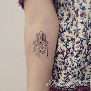Hamsa, czyli ręka boga lub ręka opatrzności inspiruje osoby poszukujące symetrycznego, symbolicznego tatuażu nawiązującego do wierzeń. Zaletą tej kolekcji jest wielowątkowość kolorystyczna. Hamsa na tatuażu może przyjąć formę czarno-białą jak i nasyconą wieloma barwami. 