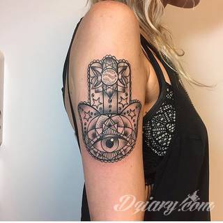 Hamsa, czyli ręka boga lub ręka opatrzności inspiruje osoby poszukujące symetrycznego, symbolicznego tatuażu nawiązującego do wierzeń. Zaletą tej kolekcji jest wielowątkowość kolorystyczna. Hamsa na tatuażu może przyjąć formę czarno-białą jak i nasyconą wieloma barwami. 