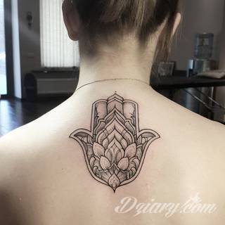 Hamsa, czyli ręka boga lub ręka opatrzności inspiruje osoby poszukujące symetrycznego, symbolicznego tatuażu nawiązującego do wierzeń. Zaletą tej kolekcji jest wielowątkowość kolorystyczna. Hamsa na tatuażu może przyjąć formę czarno-białą jak i nasyconą wieloma barwami. 