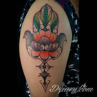 Hamsa, czyli ręka boga lub ręka opatrzności inspiruje osoby poszukujące symetrycznego, symbolicznego tatuażu nawiązującego do wierzeń. Zaletą tej kolekcji jest wielowątkowość kolorystyczna. Hamsa na tatuażu może przyjąć formę czarno-białą jak i nasyconą wieloma barwami. 