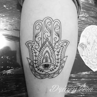 Hamsa, czyli ręka boga lub ręka opatrzności inspiruje osoby poszukujące symetrycznego, symbolicznego tatuażu nawiązującego do wierzeń. Zaletą tej kolekcji jest wielowątkowość kolorystyczna. Hamsa na tatuażu może przyjąć formę czarno-białą jak i nasyconą wieloma barwami. 