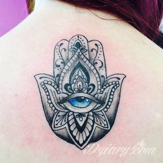 Hamsa, czyli ręka boga lub ręka opatrzności inspiruje osoby poszukujące symetrycznego, symbolicznego tatuażu nawiązującego do wierzeń. Zaletą tej kolekcji jest wielowątkowość kolorystyczna. Hamsa na tatuażu może przyjąć formę czarno-białą jak i nasyconą wieloma barwami. 
