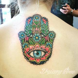 Hamsa, czyli ręka boga lub ręka opatrzności inspiruje osoby poszukujące symetrycznego, symbolicznego tatuażu nawiązującego do wierzeń. Zaletą tej kolekcji jest wielowątkowość kolorystyczna. Hamsa na tatuażu może przyjąć formę czarno-białą jak i nasyconą wieloma barwami. 
