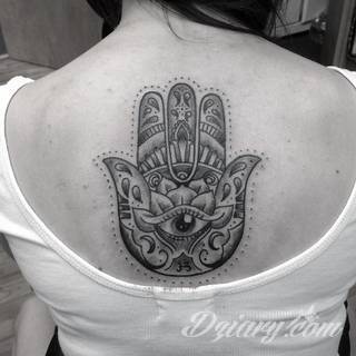 Hamsa, czyli ręka boga lub ręka opatrzności inspiruje osoby poszukujące symetrycznego, symbolicznego tatuażu nawiązującego do wierzeń. Zaletą tej kolekcji jest wielowątkowość kolorystyczna. Hamsa na tatuażu może przyjąć formę czarno-białą jak i nasyconą wieloma barwami. 