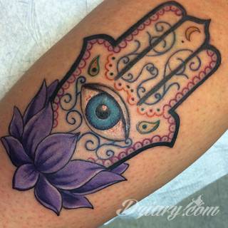 Hamsa, czyli ręka boga lub ręka opatrzności inspiruje osoby poszukujące symetrycznego, symbolicznego tatuażu nawiązującego do wierzeń. Zaletą tej kolekcji jest wielowątkowość kolorystyczna. Hamsa na tatuażu może przyjąć formę czarno-białą jak i nasyconą wieloma barwami. 