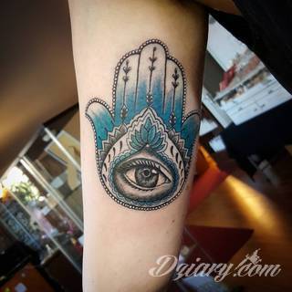 Hamsa, czyli ręka boga lub ręka opatrzności inspiruje osoby poszukujące symetrycznego, symbolicznego tatuażu nawiązującego do wierzeń. Zaletą tej kolekcji jest wielowątkowość kolorystyczna. Hamsa na tatuażu może przyjąć formę czarno-białą jak i nasyconą wieloma barwami. 